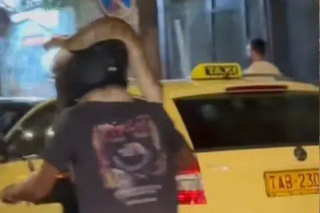 Απίστευτο σκηνικό στους δρόμους της Αθήνας: Μοτοσικλετιστής οδηγεί με ένα τεράστιο φίδι στον λαιμό – Βίντεο