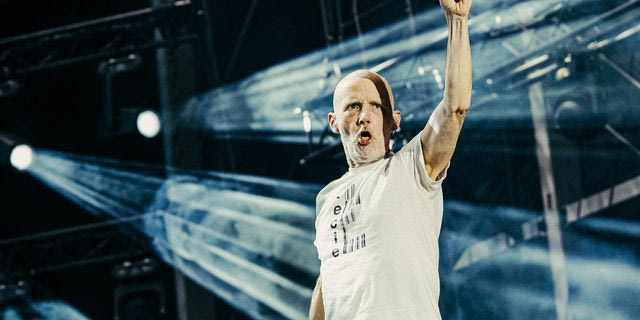 Rave ντελίριο στην Πλατεία Νερού – Ο Moby μας έδειξε πώς γίνεται
