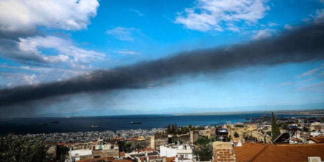 Μεγάλο τοξικό νέφος καπνού έχει καλύψει την πόλη της Θεσσαλονίκης, από την πυρκαγιά στο Ωραιόκαστρο