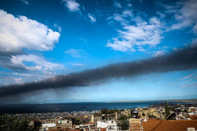 Μεγάλο τοξικό νέφος καπνού έχει καλύψει την πόλη της Θεσσαλονίκης, από την πυρκαγιά στο Ωραιόκαστρο