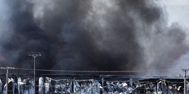 Μαύροι καπνοί και νέφος από την φωτιά στον Ασπρόπυργο