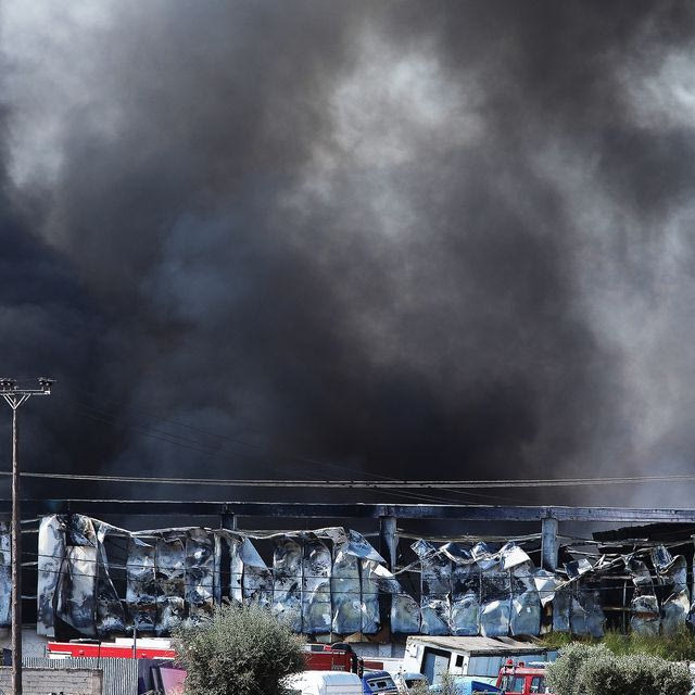 Μαύροι καπνοί και νέφος από την φωτιά στον Ασπρόπυργο