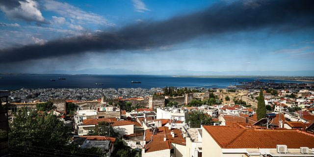 Φωτιά στο Ωραιόκαστρο: Τοξικό νέφος 20 χιλιομέτρων έφτασε στη Θεσσαλονίκη