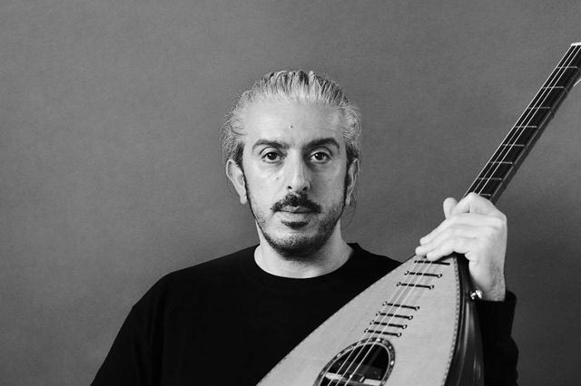 Ο Γιάννης Χαρούλης στο Δημοτικό Θέατρο Λυκαβηττού