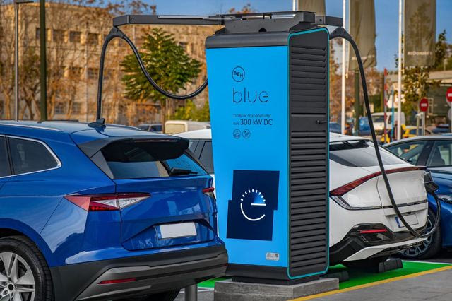 ΔΕΗ blue – Visa: Νέα καλοκαιρινή προσφορά με επιβράβευση έως 18€ τον μήνα για τη φόρτιση ηλεκτρικών οχημάτων