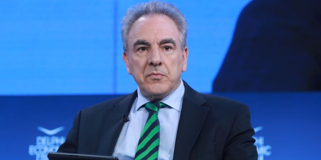 Οργή της αντιπολίτευσης για τον Ντόκο που έπεσε θύμα Ρώσων φαρσέρ – Ζητούν αποπομπή