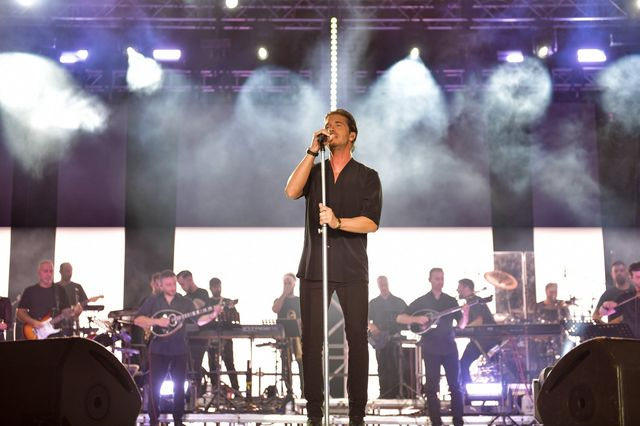 Νίκος Οικονομόπουλος: Πέταξε εκνευρισμένος τα ακουστικά σε συναυλία του