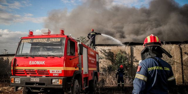 Ωραιόκαστρο: Στο εργοστάσιο ανακυκλώσιμων υλικών η μάχη της κατάσβεσης – Aνησυχία για το νέφος