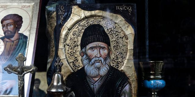 Προσκυνώντας τη ζακέτα του Παϊσίου
