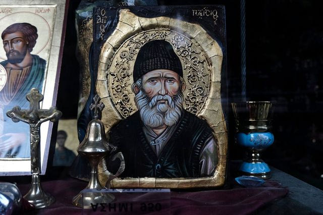 Προσκυνώντας τη ζακέτα του Παϊσίου
