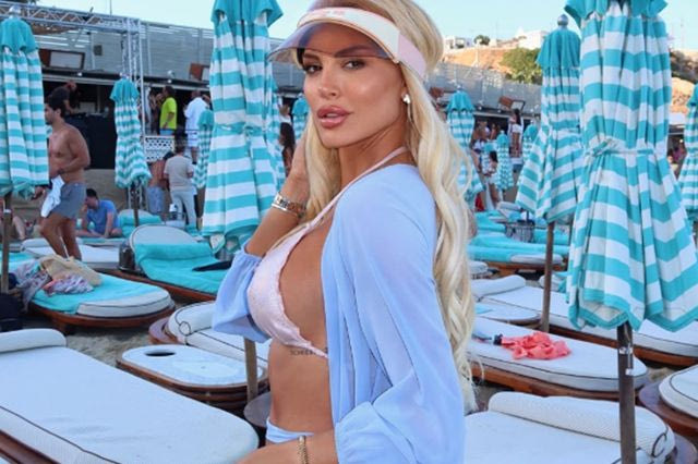 Οι ανέμελες στιγμές της Παναγιώταρου σε beach bar της Μυκόνου