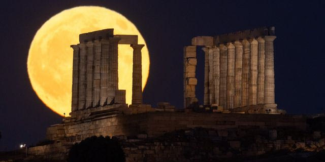 Πανσέληνος Ιουλίου: Μάγεψε το “Φεγγάρι του Κόκκινου Ελαφιού” – Εντυπωσιακές εικόνες