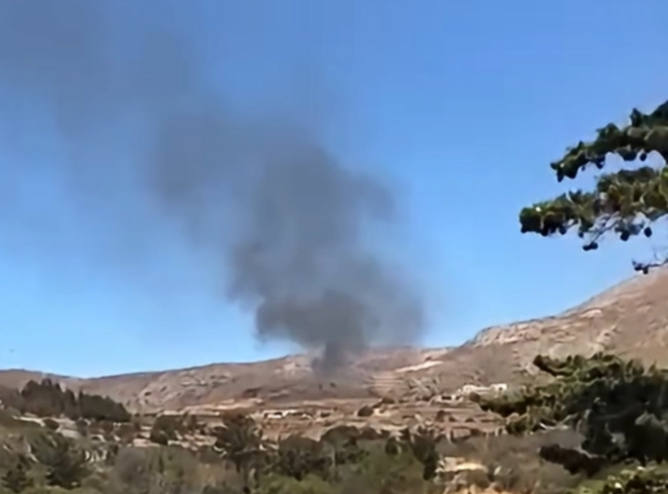 Φωτιά στην Πάρο: Μάχη με τις φλόγες – Απανωτά μηνύματα του 112 για εκκενώσεις