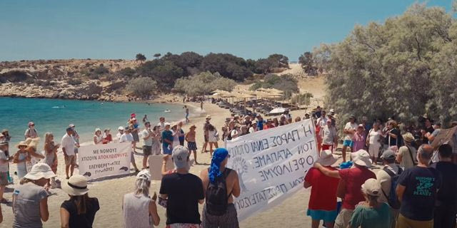 Πάρος: Διαμαρτυρίες για τα ομπρελοκαθίσματα στην Τρυπητή – “Ζητάμε να μην εμπορευματοποιούνται οι ακτές”