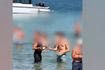 Οργή στην Πάρο: Σερβιτόρος μπήκε στη θάλασσα για να εξυπηρετήσει λουόμενους