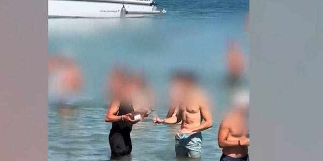 Οργή στην Πάρο: Σερβιτόρος μπήκε στη θάλασσα για να εξυπηρετήσει λουόμενους