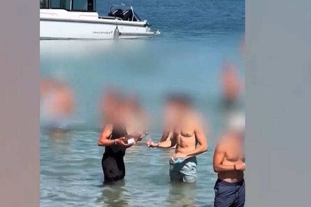 Οργή στην Πάρο: Σερβιτόρος μπήκε στη θάλασσα για να εξυπηρετήσει λουόμενους