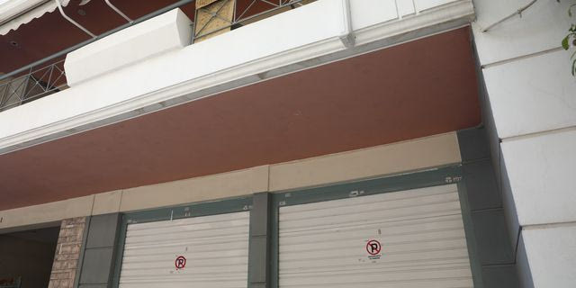 Νεαρό ζευγάρι, 28χρονος και 27χρονη εντοπίστηκαν νεκροί σε αυτοκίνητο μέσα σε γκαράζ πολυκατοικίας.