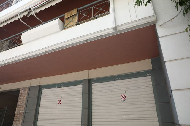 Νεαρό ζευγάρι, 28χρονος και 27χρονη εντοπίστηκαν νεκροί σε αυτοκίνητο μέσα σε γκαράζ πολυκατοικίας.