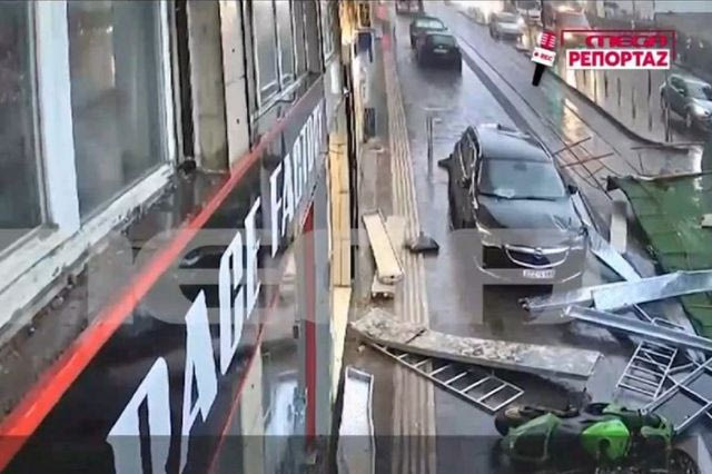 Πειραιάς: Η στιγμή που καταρρέει η σκαλωσιά πολυκατοικίας λόγω της κακοκαιρίας