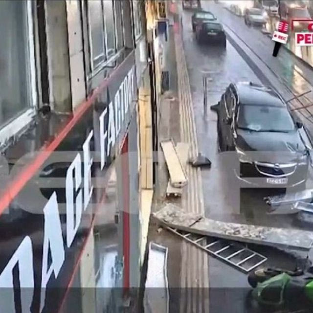 Η στιγμή που καταρρέει η σκαλωσιά πολυκατοικίας λόγω της κακοκαιρίας