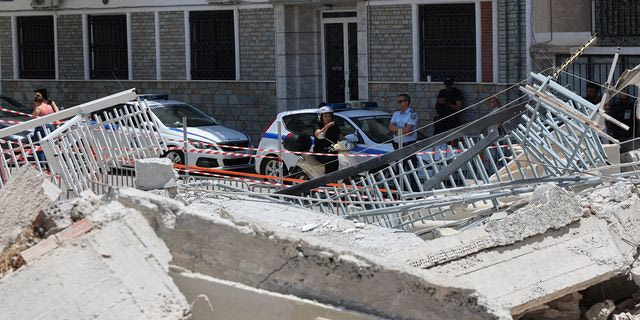 Κατάρρευση κτιρίου στα Πετράλωνα – Εκκενώνεται και η διπλανή πολυκατοικία
