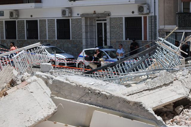 Κατάρρευση κτιρίου στα Πετράλωνα – Εκκενώνεται και η διπλανή πολυκατοικία