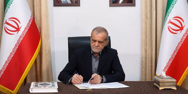 Ο Ιρανός πρόεδρος, Μασούντ Πεζεσκιάν, υπογράφει το μνημόνιο κατανόησης με τις ΗΠΑ