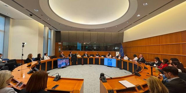 Στιγμιότυπο από τη διεπιστημονική εκδήλωση στο Ευρωπαϊκό Κοινοβούλιο στις Βρυξέλλες, με τη συμμετοχή εκπροσώπων της AbbVie, ευρωβουλευτών, θεσμικών φορέων και εκπροσώπων των ασθενών.