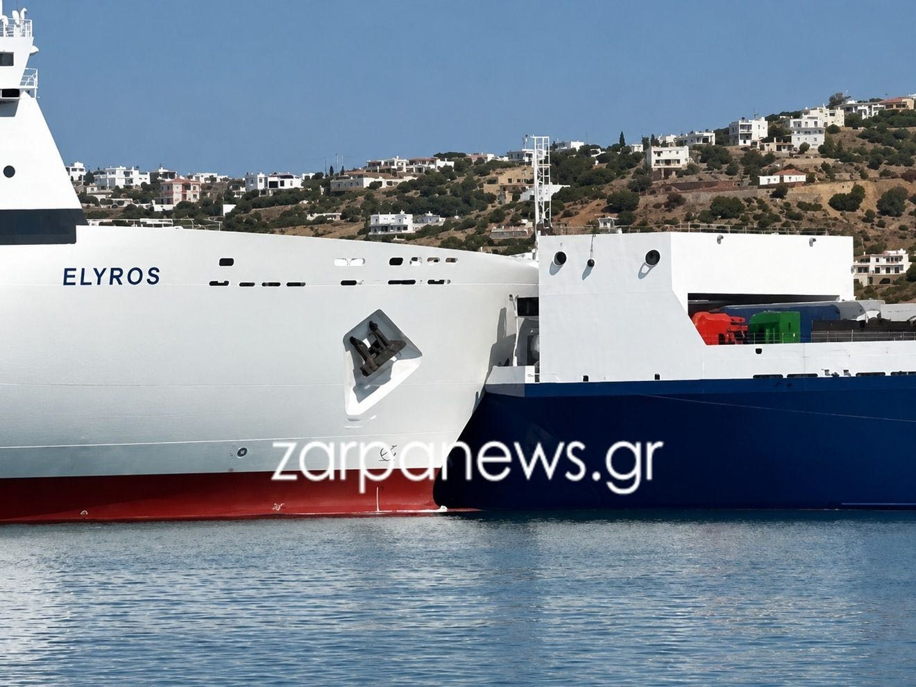 Σύγκρουση επιβατηγού με φορτηγό πλοίο στο λιμάνι της Σούδας - Σοκαριστικό βίντεο