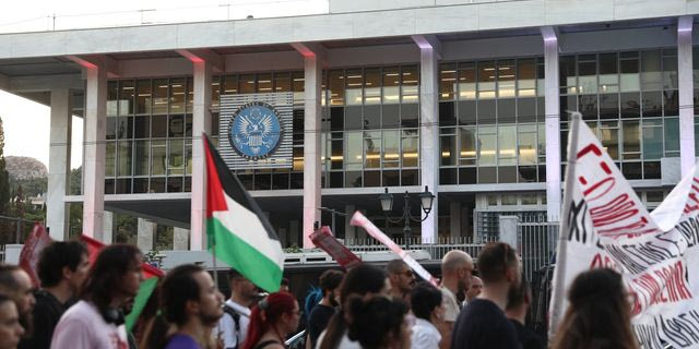 Διαδήλωση στην αμερικανική πρεσβεία κατά της Συνόδου του ΝΑΤΟ