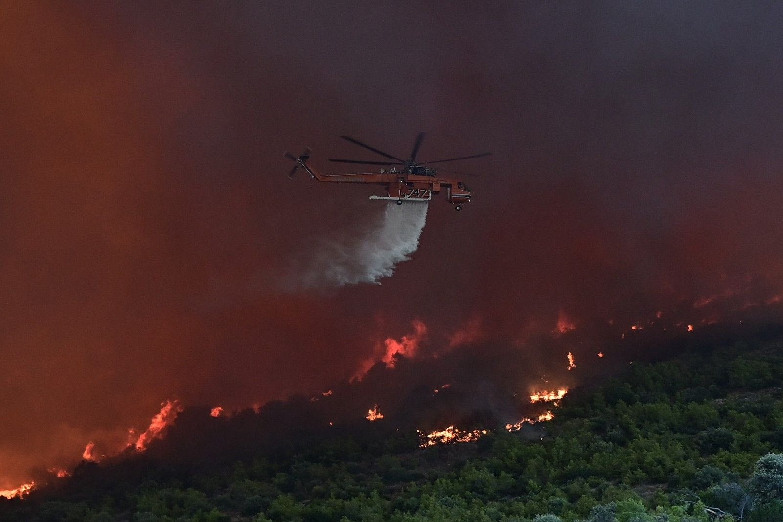 LIVEBLOG: Εφιαλτική νύχτα στο Πόρτο Γερμενό, απεγκλωβισμοί από την παραλία – Μάχη και στη Βοιωτια
