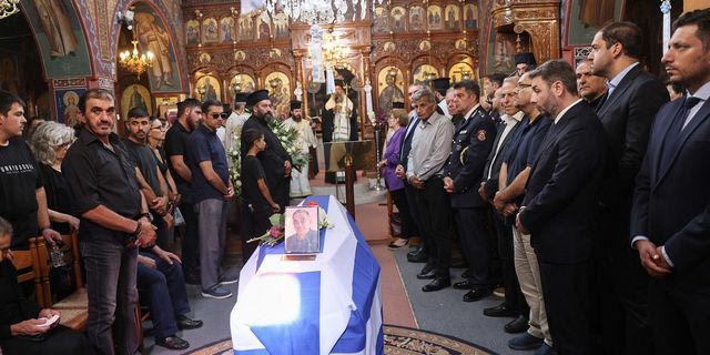 Εξόδιος Ακολουθία του πυροσβέστη Μανώλη Στρατιδάκη