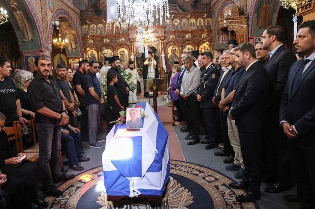 Εξόδιος Ακολουθία του πυροσβέστη Μανώλη Στρατιδάκη