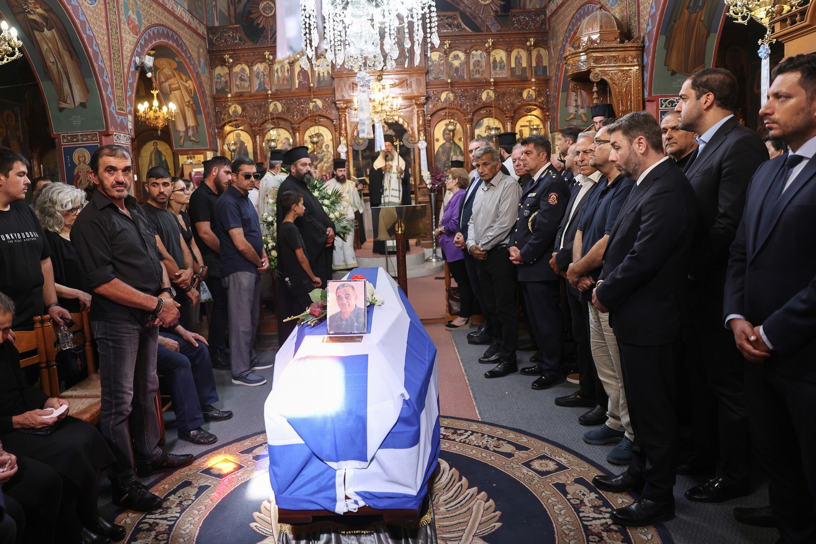Ρέθυμνο: Σε κλίμα συγκίνησης η κηδεία του πυροσβέστη Μανώλη Στρατιδάκη