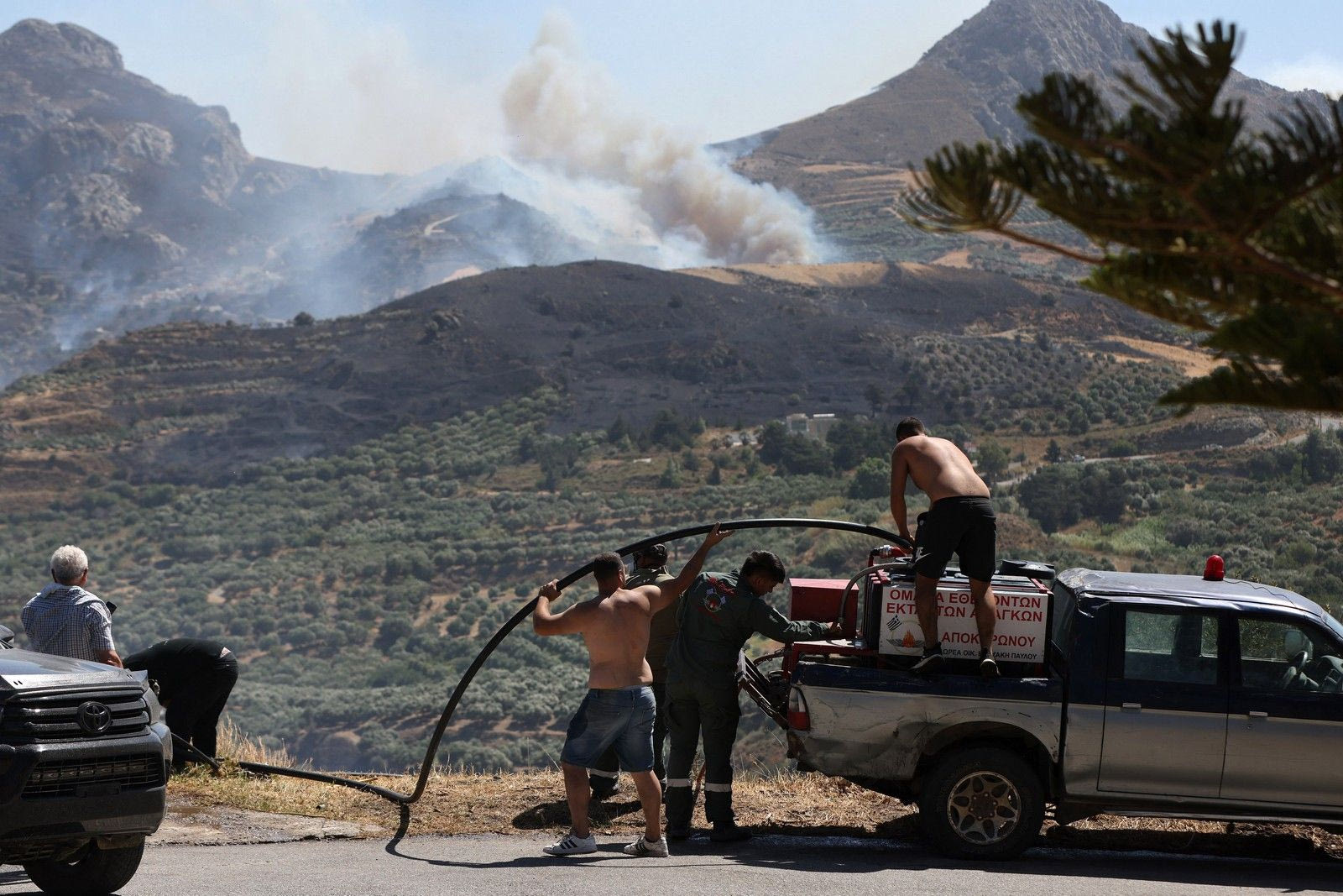 Φωτιά στη Βοιωτία: Οι φλόγες στο χωριό Ξηρονομή - Μάχη στην Αργολίδα, βελτίωση στο Ρέθυμνο