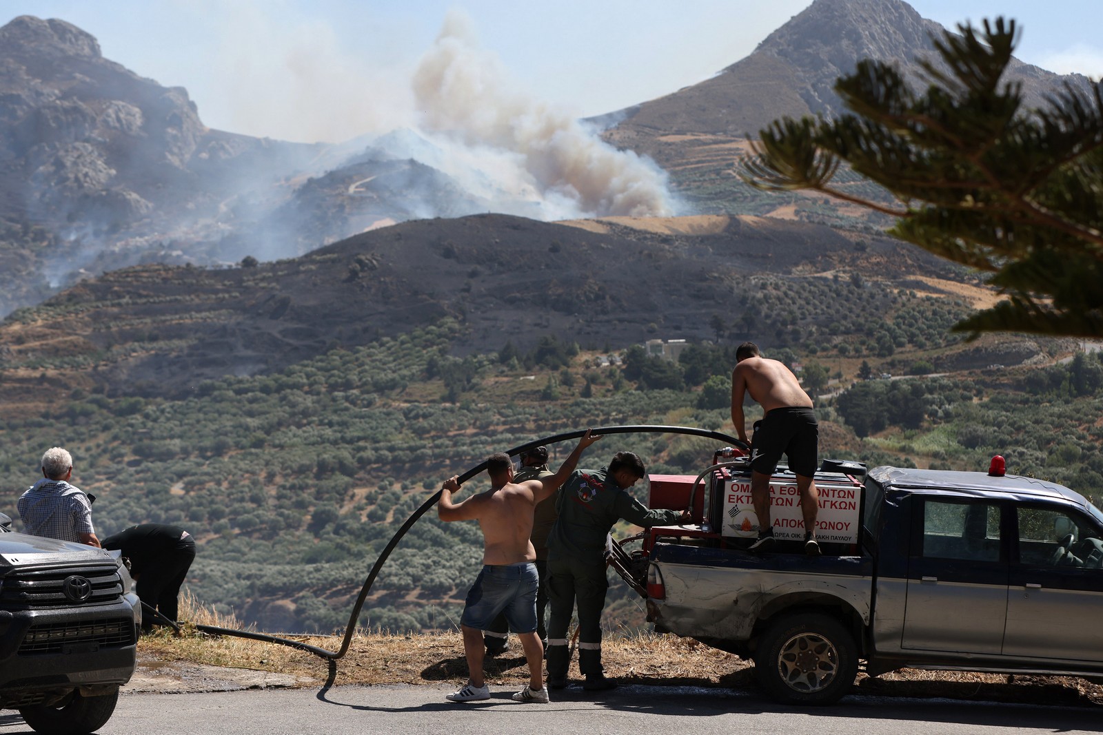 Φωτιά στη Βοιωτία: Οι φλόγες στο χωριό Ξηρονομή - Μάχη στην Αργολίδα, βελτίωση στο Ρέθυμνο