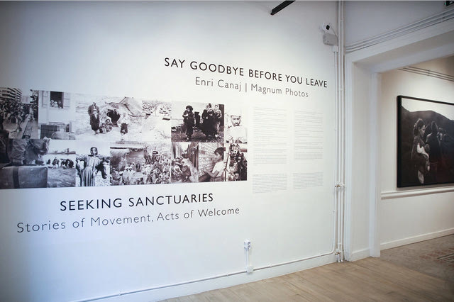 Η έκθεση Seeking Sanctuaries άνοιξε τις πόρτες της στην Αθήνα τιμώντας τα 75 χρόνια προσφυγικής προστασίας