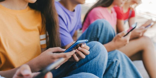 Social media για τους κάτω των 15 – Γιατί η απαγόρευση θα μείνει στα λόγια