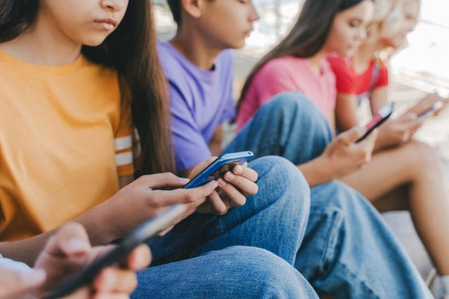 Social media για τους κάτω των 15 – Γιατί η απαγόρευση θα μείνει στα λόγια