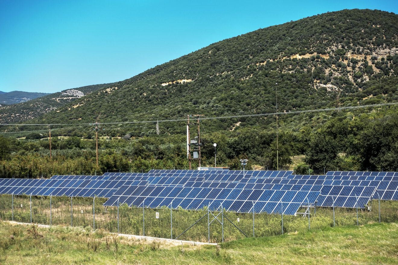 Γιατί πληρώνουμε ακριβό ρεύμα ενώ έχουμε περίσσεια ενέργειας από τα φωτοβολταϊκά;