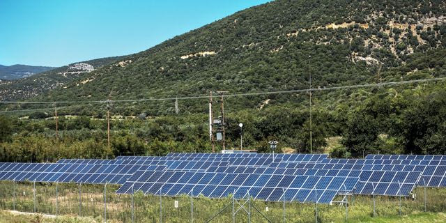 Γιατί πληρώνουμε ακριβό ρεύμα ενώ έχουμε περίσσεια ενέργειας από τα φωτοβολταϊκά;
