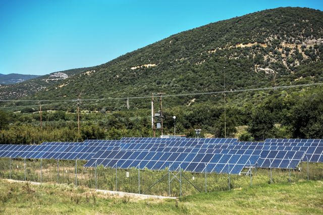 Γιατί πληρώνουμε ακριβό ρεύμα ενώ έχουμε περίσσεια ενέργειας από τα φωτοβολταϊκά;
