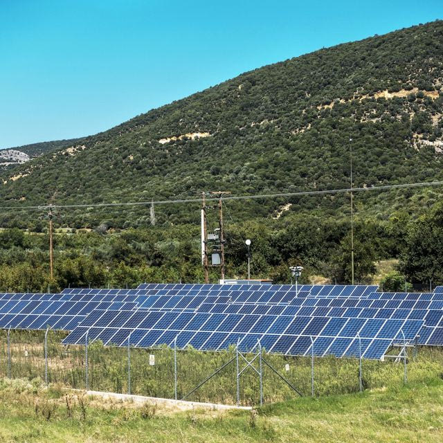 Γιατί πληρώνουμε ακριβό ρεύμα ενώ έχουμε περίσσεια ενέργειας από τα φωτοβολταϊκά;