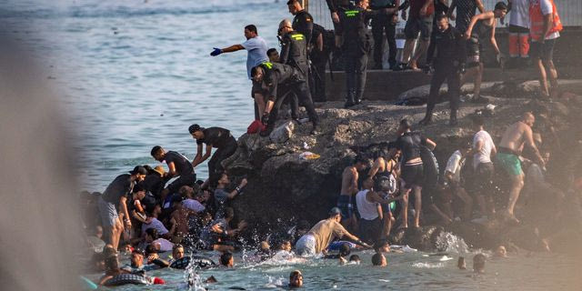 Θέουτα: Κέντρα κράτησης για τους χιλιάδες μετανάστες που παραμένουν, ζητά ο δήμαρχος