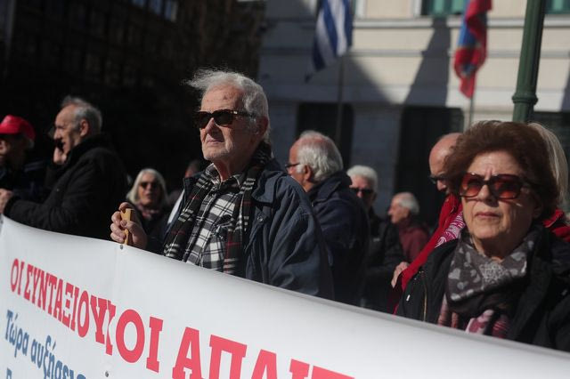 Καταργείται η περικοπή συντάξεων χηρείας