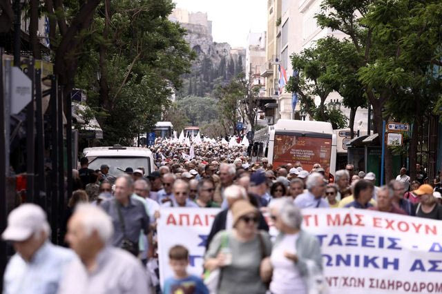 Συντάξεις χηρείας: Τι αλλάζει για πάνω από 200.000 δικαιούχους – Οι κερδισμένοι