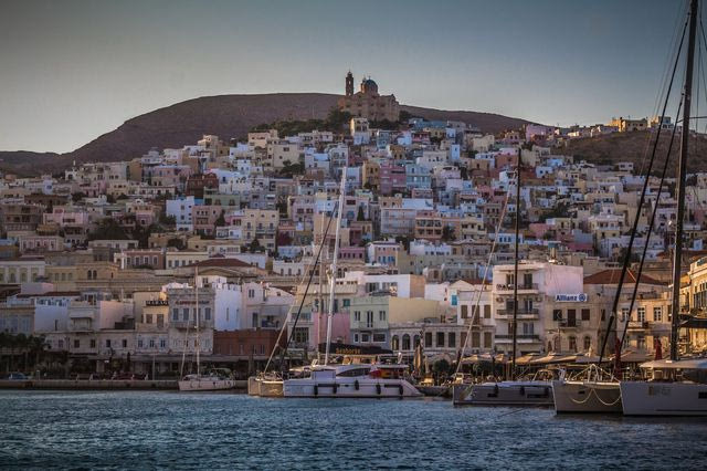 Σύρος: Μαχαιρώθηκε πισώπλατα η γυναίκα που εντοπίστηκε νεκρή – Συνελήφθη ένα ζευγάρι