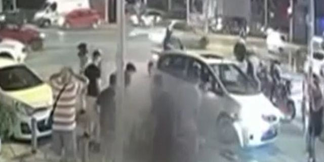 Θεσσαλονίκη: Η στιγμή της σύγκρουσης του αυτοκινήτου με τον 23χρονο μοτοσικλετιστή – Βίντεο