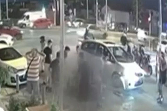 Θεσσαλονίκη: Η στιγμή της σύγκρουσης του αυτοκινήτου με τον 23χρονο μοτοσικλετιστή – Βίντεο
